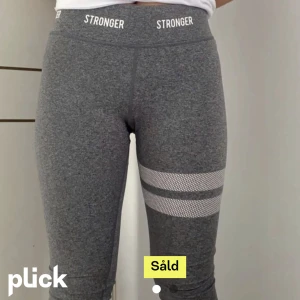  Gråa Stronger byxor - Lånad bild från ägaren innan mig! Super fina gråa stronger byxor💗 köpt på Plick men var för stora. Aldrig använt, storlek M. Skriv vid mer information eller intresse💗💗 Är alltid öppen för pris förslag!