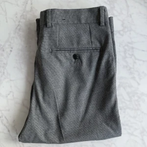 Kavaj/Kostym byxor - Ett par fina byxor som använts 1 gång. Har inte kommit till användning så mycket så nu har de blivit för små.. Byxorna är som nya. Nypris runt 800kr