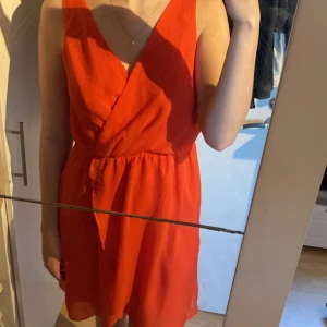 Orange sommarklänning - Luftig sommarklänning i skönt material. Strl 42 men passar även för 36/38/40