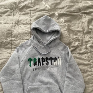 Trapstar Hoodie Grå - Jätte bekväm med super bra passform. Säljer den för att den inte passade mig. 