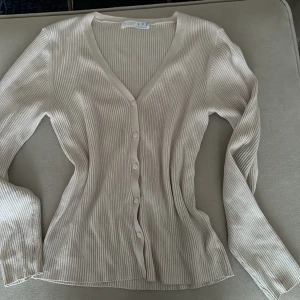cardigan  - väl använd, säljer för att den inte är min stil längre 