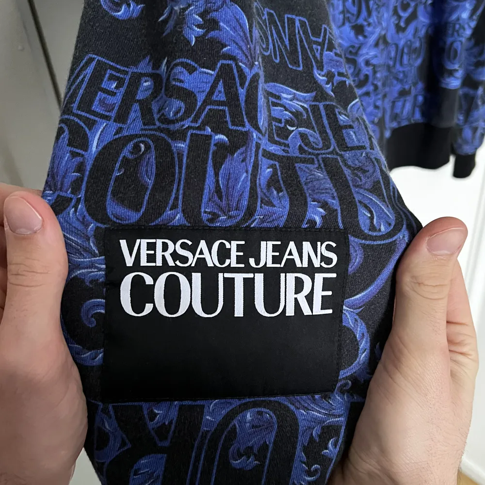 Versace tröja som används få gånger därav väldigt bra skick 9/10. Storlek L  Köptes för 4599 kr och jag säljer den för 1800 kr. . Hoodies.