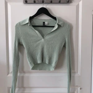 Grön topp  - Mintgrön långärmad topp i ett tunt ribbat material. Säljer då den inte passar längre, använd några gånger men i bra skick!  Köparen står för frakt