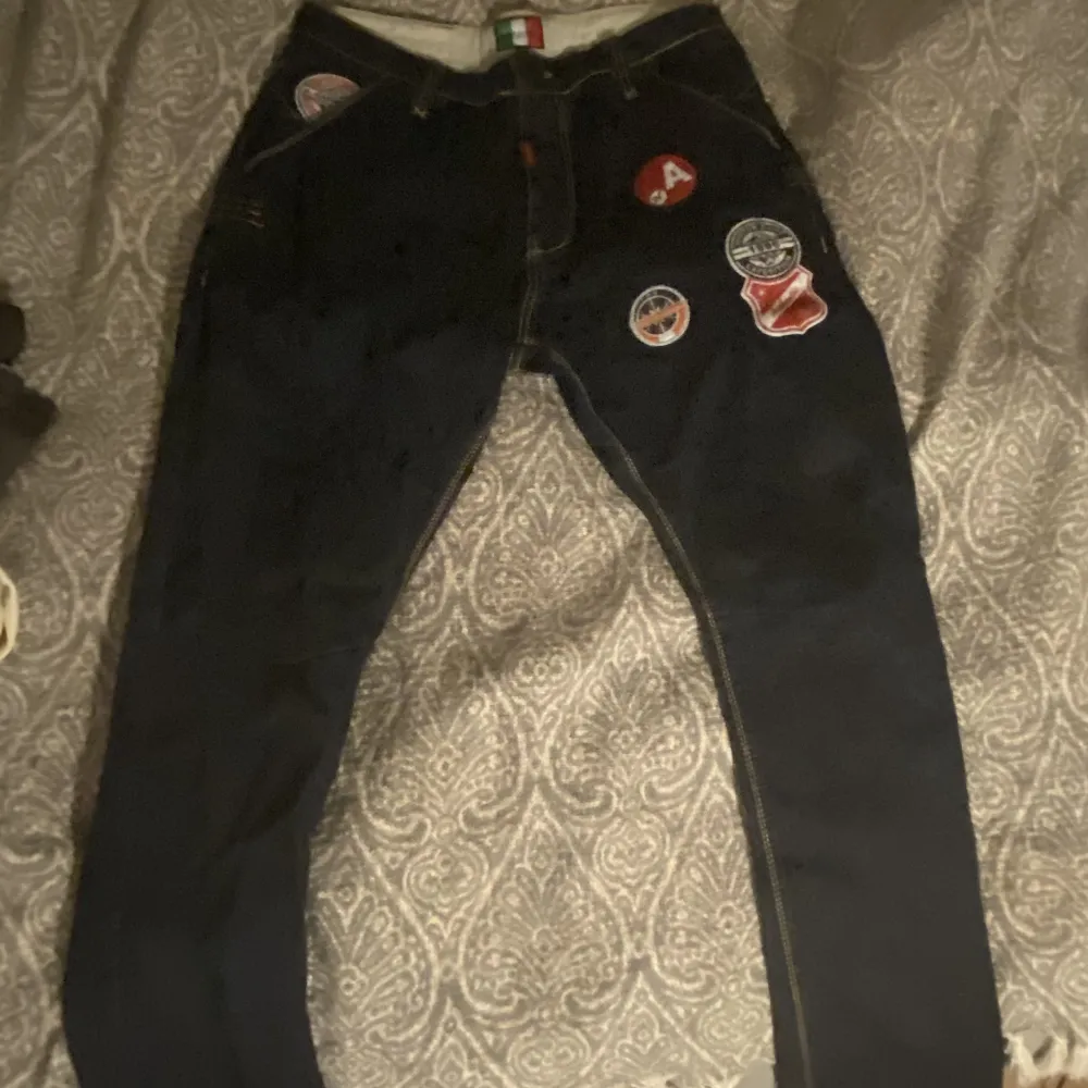 Snygga dark wash jeans från Adrian Hammond, med feta patches . Jeans & Byxor.