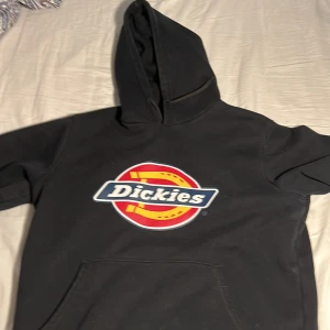 dickies hoodie - säljer min dickies hoodie för 300kr nypris 750kr storlek S(Small)