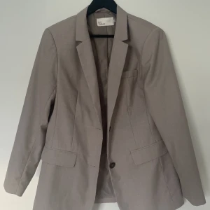 Beige kavaj  - Oversized kavaj från Nelly i ish beige-grå färg. I perfekt skick.  Superfin till våren ✨ 