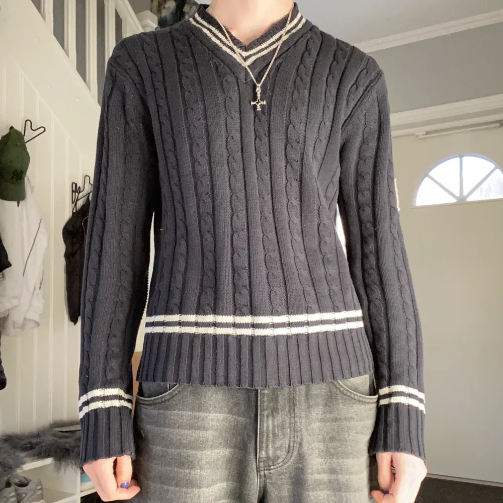 En mörkblå stickad sebago tröja i storlek small. Og pris 1299kr. Säljer pga inte min stil. Tröjor & Koftor.