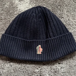 Moncler - Säler min moncler mössa för den inte är i min still. Solkart den är äkta,Qr kod finns och andra koder.