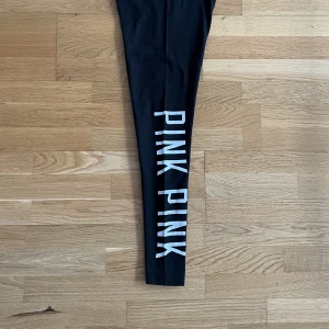 PINK Victoria’S Secret  - Svarta leggings  PINK logga på vaden