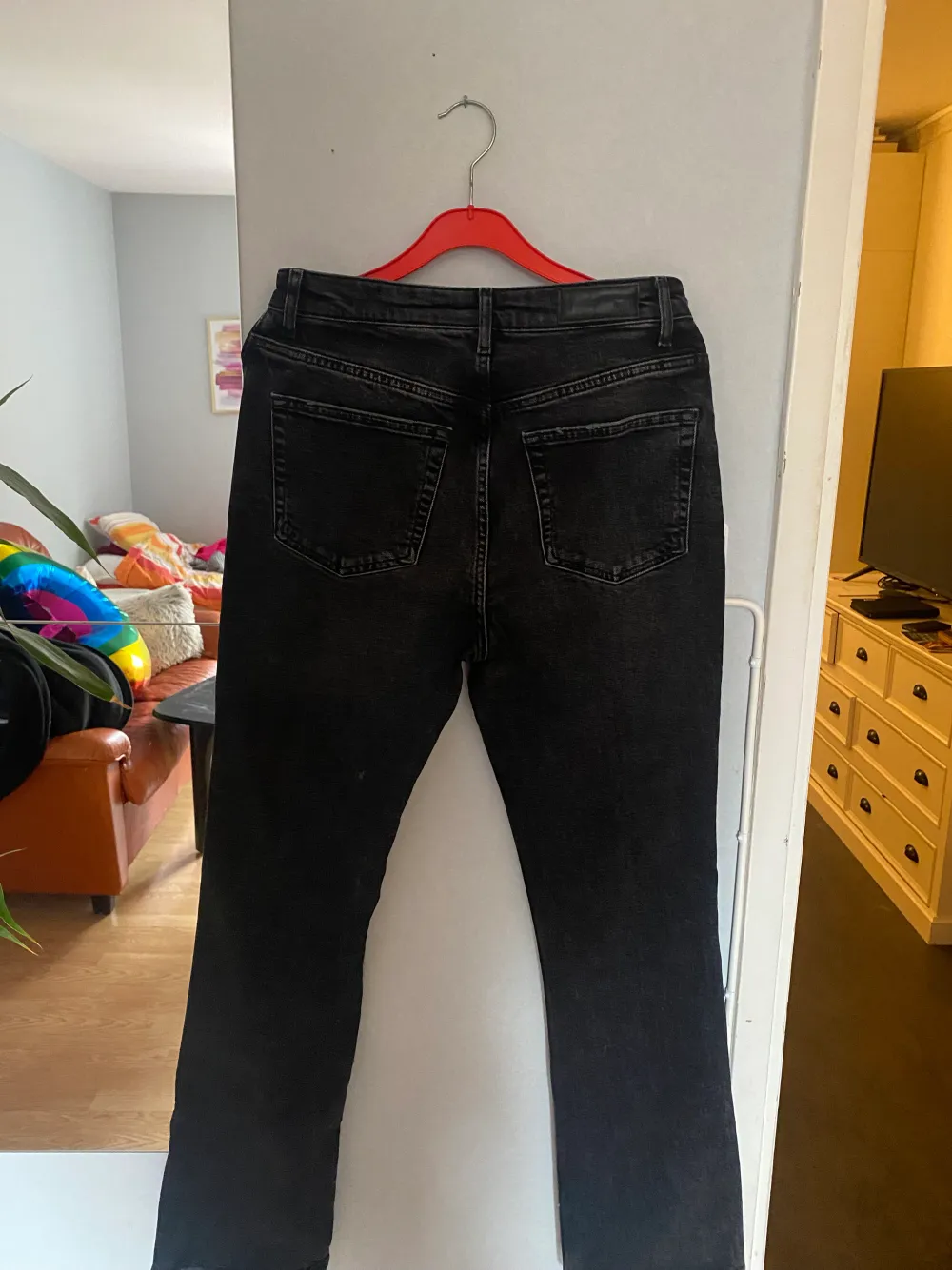 Svarta jeans med slitsar längst ner. Lite för korta för mig. För referens är jag 186cm.. Jeans & Byxor.