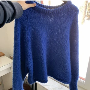 Bikbok stickad  - Tröja köpt här på plick från bikbok i kobolt blå⭐️