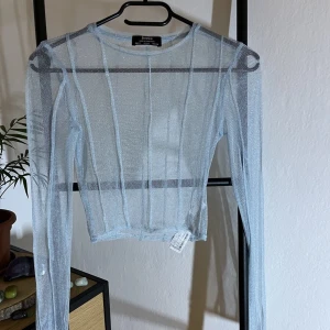 Glittrig topp - As snygg glitter nät topp som köptes för en fest men har legat i garderoben sen dess. Så häftig till fester eller andra evenemang och har inga skador alls. På andra bilden har jag ett beiget linne under men annars är den helt genomskinlig 💗
