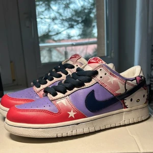 Nike dunk low x Hello Kitty - Dessa Dunks skojar vi inte bort, made 2011 med en stark 9/10 i cond!   Budning börjar vid 1300kr🫦  