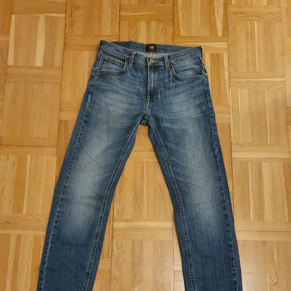Två par blå Lee jeans var av en med slitningar/hål. Den andra har fållen ner släppt. 100kr styck.. Jeans & Byxor.