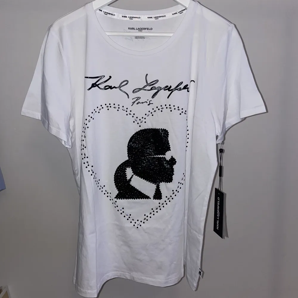 T-shirt med tryck och stenar, från Karl Lagerfeld. Helt ny, oanvänd med lappar kvar. Funkar till att vara uppklädd men också till vardags. . T-shirts.