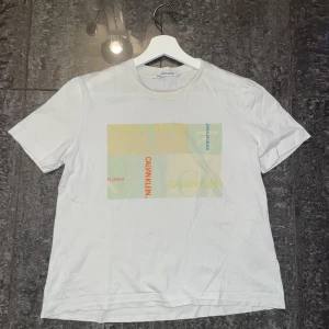 Calvin Klein t-shirt - Tröjan är i storlek L, men är mer som en storlek S. 100% bomull. Köpte den för 999kr för några år sedan. Har använts få gånger och är i väldigt bra skick. Om det är något mer du undrar är det bara att fråga! 🤍