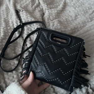 Maje väska - Säljer min skitsnygga maje väska pga av att den inte kommer till användning💞💞 superfin och jätte bra skick, använt ett fåtal gånger 🥰 tryck ej på köp direkt, tar swish😚