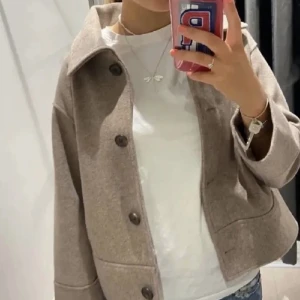 Kappa kappahl - Säljer denna kappa från Kappahl. Fint skick i storlek xs. Hör av dig vid intresse❤️  Ej min bild  Säljer vid bra bud