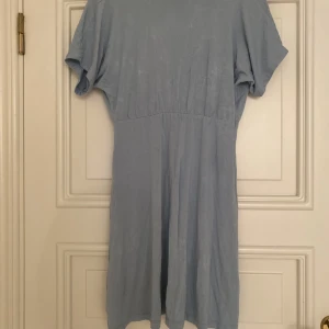 Blå gravid klänning  - En blå gravid klänning. 