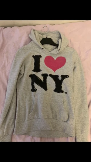 NYC HOODIE - asball nyc hoodie som tyvär ej är min stil längre💘 den har en fläck som visas på bild 2 annars bra skick!