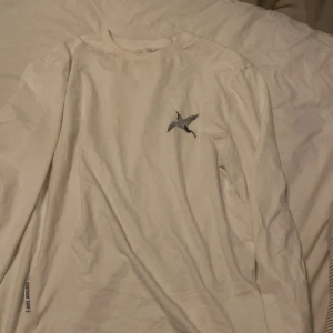AXEL ARIGATO - Vanlig vit långärmad tröja från Axel arigato! Bra skick men änvänd därav priset. Storlek S (tror jag kan ej se) i mans storlek. 170kr + frakt🫶🏼