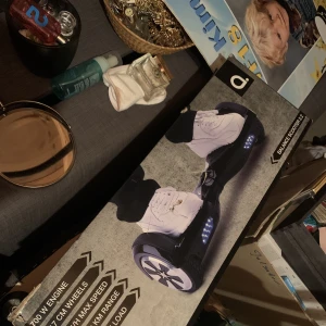 Segway, använd fåtal gånger - En Segway som jag har använt sedan 2016, men knappt använd 20 gånger, skrap märken på den men inget som stör själva styrelsen, den funkar precis som den ska