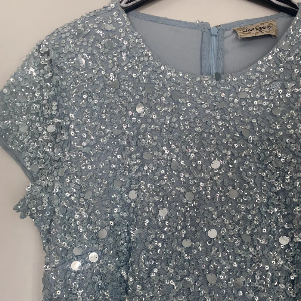 Superfin ljusblå balklänning som använts en gång så är i nyskick! Den är ifrån lace & beads och färgen är lite mer ljusblå i verkligheten. Skriv privat för fler bilder 💘💘. Klänningar.