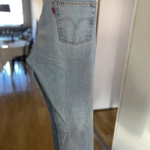 Levis 501 - Använda 1 gång, W26 L26.  Härlig färg till våren! 