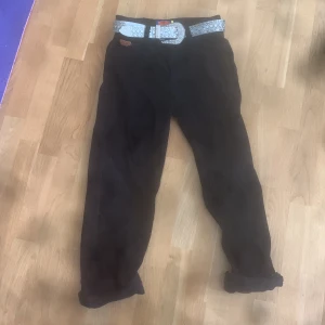 Empyre byxor  - Storlek 28 använda nogra gånger inga hål. Får med ett bb belt 