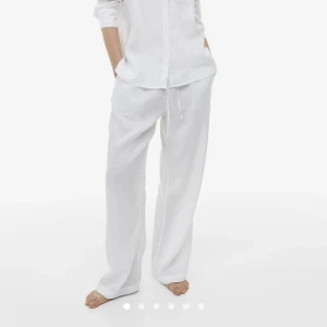 Lågmidjade linnebyxor från h&m - Säljer dessa helt slutsålda linnebyxor från hm som är lågmidjade, de är i storlek S och säljs pga fel storlek💕💕 Köparen står för frakt 📦