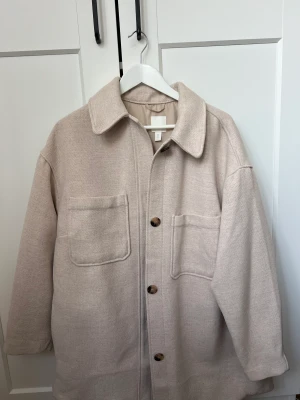 Jacka från H&M - Säljer en oanvänd jacka från H&M.  Öppen för prisförslag 💞