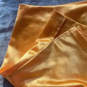 Jättefin orange kort kjol ifrån Noisy May, Aldrig använd samt prislappen är kvar.