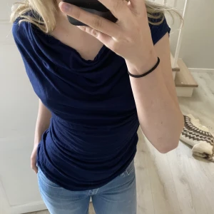 Massimo Dutti topp - Super fin topp från Massimo Dutti, säljs då den bara ligger i garderoben och har bättre användning hos någon annan. Bara att skriva om du har några frågor!💝😊