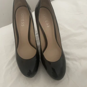 Guess  - Klack skor Guess strl 38  Fint skick nästan som nya 