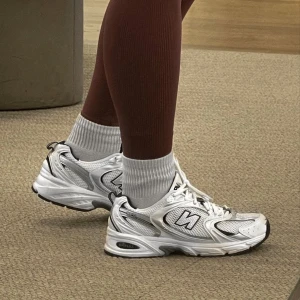 New balance 350 - Hej!! Säljer mina new balance 350. Jätte bra skick, använt en gång på flygplatsen. Dem är lite för små för mig :) strlk 38.5