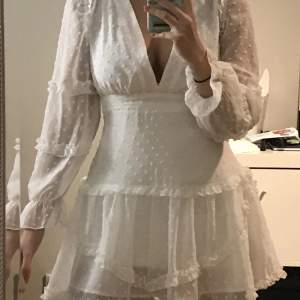 Säljer denna superfina vita klänningen med öppen rygg och knytning där bak. Passar perfekt till sommaren eller student🧚🏼‍♀️ Har aldrig använt den och lappen hänger kvar, så den är som ny! En aning genomskinlig så rekommenderas att ha en underklänning!! 