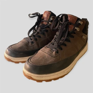 Vinterskor i läder - Ett par fina sköna vinterskor från märket Linear of Sweden. ✨Condition 7/10✨Ena metallkroken för skosnören har gått av, se sista bild. Annars är dom i fint skick :)  Nypris 600 kr. Vid frågor kontakta mig direkt! 💫