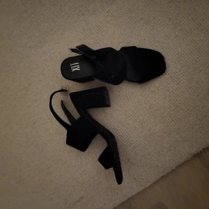 Sandaler stl 39 - Sandaler stl 39. Fint skick. 9cm hög klack 