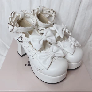 Vita klackar med rosetter - ❗️RESERVERADE❗️tryck ej köp nu om du inte är kunden jag kommunicerat med! 