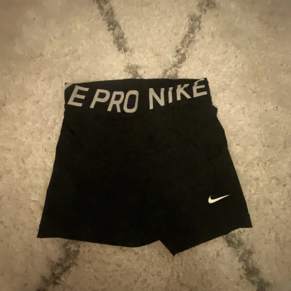 Jätte fina Nike pro shorts💗💗 säljer pga av att jag har två likadana❣️dem är lite noppriga vid bandet men annars knappt använda. Shorts.