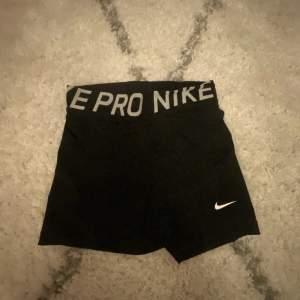 Jätte fina Nike pro shorts💗💗 säljer pga av att jag har två likadana❣️dem är lite noppriga vid bandet men annars knappt använda