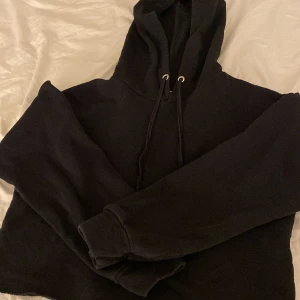 Svart hoddie - Svart hoddie som är ganska tunn vilket gör den perfekt när det blir lite varmare väder