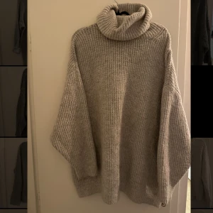 Stickad klänning/tröja - Grå stickad tröja från Zara som är oversize i storlek M. Går att ha som klänning också. 