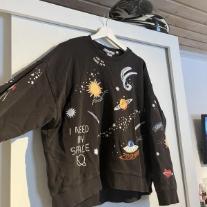 Y2k tröja - Jätte fin overzied tröja fått många komplimanger i den. Men har akrylfärg på ena ärmen. Vågar ej ta bor den själv då jag är rädd att det svarta ska blekas.