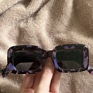 Solglasögon na-kd - Supersnygga oanvända brillor från na-kd 💜 perfekt skick 🤍 Använd gärna köp nu❤️‍🩹