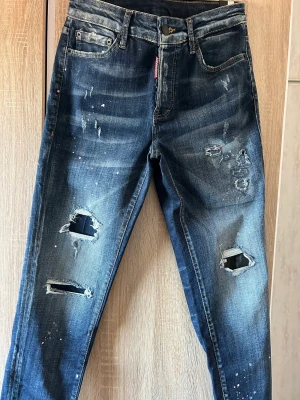 Snygga Dsquared2 jeans - Snygga Dsquared2 jeans med coola detaljer i strl.29 i nyskick 