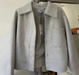 NAKD kappa - Intressekoll på denna supersnygga gråa kappa från nakd! Inga skador på den (sista bilden är min) säljer pga att jag ej har så mke användning för den!💕