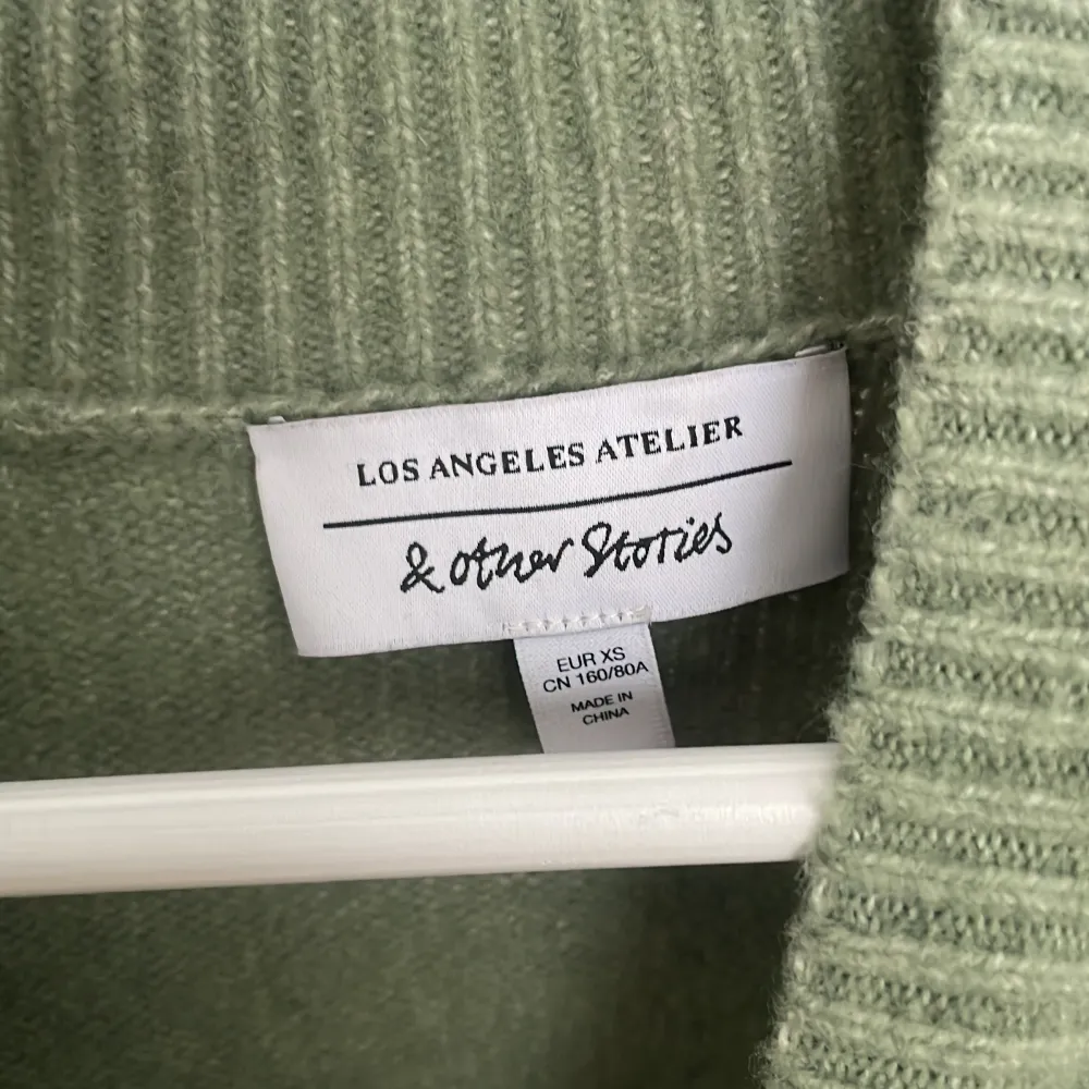 superfin ljusgrön stickad tröja från other stories som är sipermysig som jag säljer eftersom den inte kommer till användning . Tröjor & Koftor.