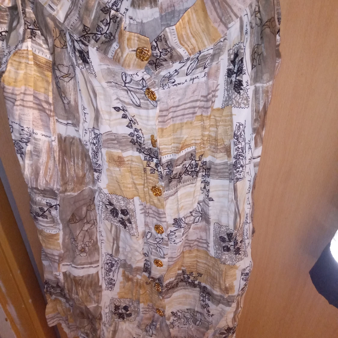 Kjol mönstrad stl 42-44 resår i midjan och knäppes med knappar fram samt fickor i sidorna . - 91