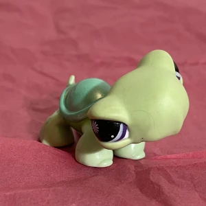 Littlest Pet Shop Turtle #950 - Äkta och i mycket bra skick, skriv gärna för fler bilder! kolla gärna mina andra annonser då jag kan skicka dom i samma paket, frakten kan öka från 15kr till 30kr om det överstiger 100gram vid samfrakt